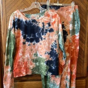 Tie dye set with thumb holes and pockets